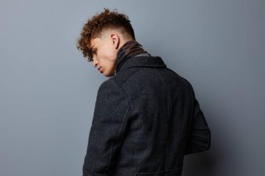 Yakışıklı genç adam zarif stil kendine güven moda yaşam tarzı değiştirilmemiş