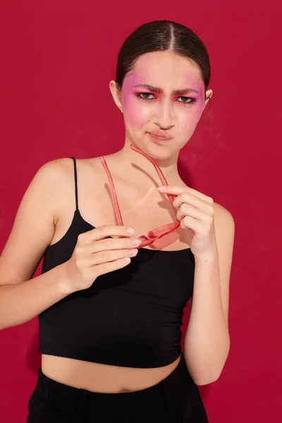 Schoonheid mode vrouw roze bril helder make-up poseren zwart jersey close-up ongewijzigd — Stockfoto