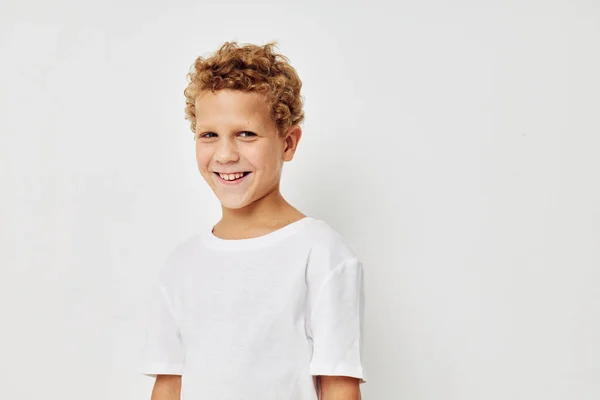 개조되지 않은 흰색 티셔츠를 입은 어린 소년의 미소 — 스톡 사진