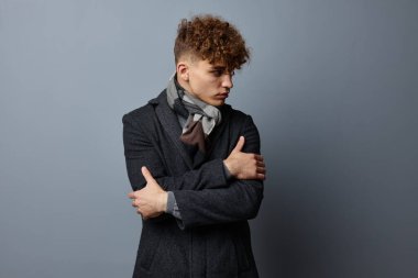 Siyah ceketli şık bir adam modadan soyutlanmış arka plan.