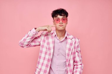 Yakışıklı adam pembe ekose ceket modern tarz pembe arka plan değiştirilmemiş.