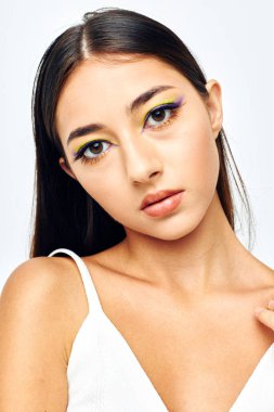 Güzel, esmer, beyaz tişörtlü, el hareketleriyle büyüleyici bir hayat tarzı var.