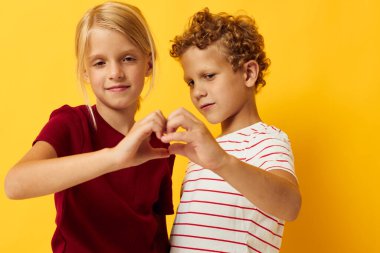 Sevimli anaokulu çocukları gündelik giysiler giyer, oyun oynarlar.