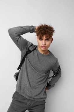 Gri süveter giyen yakışıklı adam, izole edilmiş arka plan.