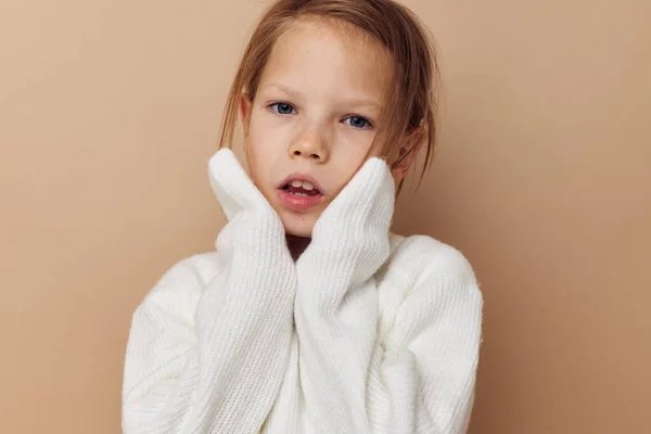 Beyaz süveter giyen küçük kız el hareketleriyle çocukluğu değiştiriyor. — Stok fotoğraf