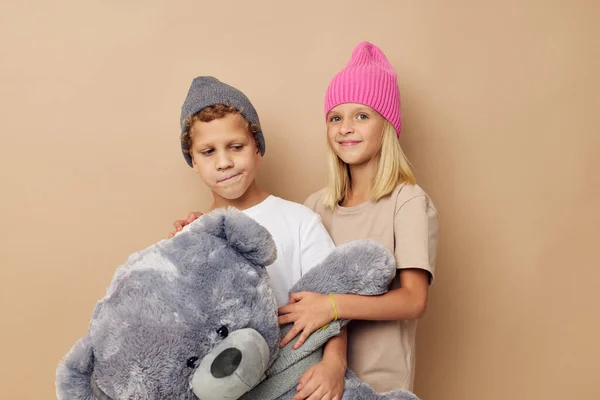 Boy and girl in hats with a teddy bear friendship Lifestyle unaltered — 图库照片