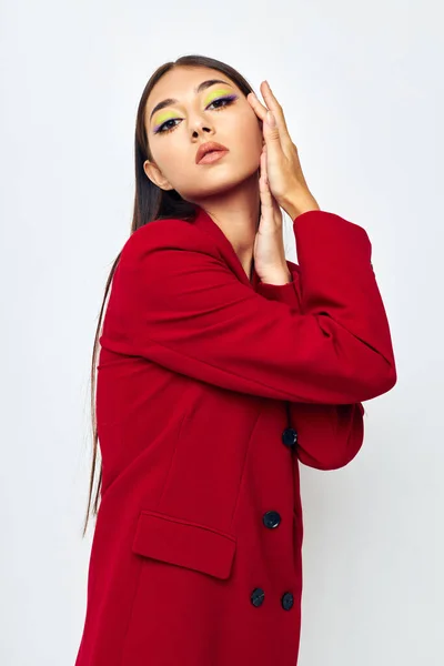 Jovem mulher em uma jaqueta vermelha cosméticos sorriso Estilo de vida inalterado — Fotografia de Stock