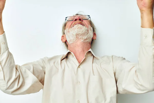 Portrait d'homme âgé heureux avec une barbe grise dans une chemise et des lunettes intacte — Photo