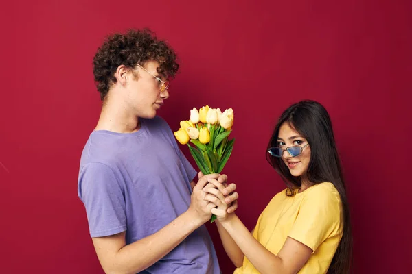 Nastolatków bukiet kwiatów prezent romans odizolowane tło bez zmian — Zdjęcie stockowe
