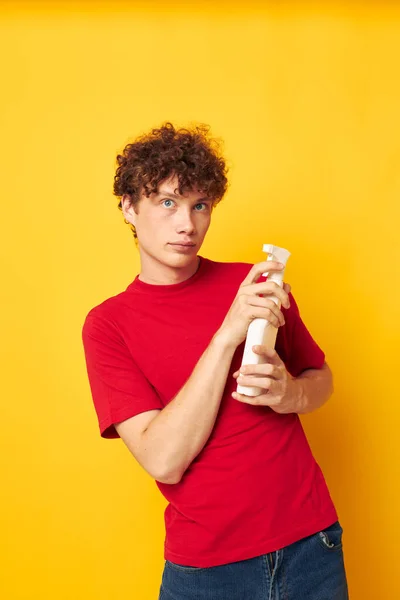 Carino dai capelli rossi detergenti ragazzo assistenza domiciliare posa sfondo isolato inalterato — Foto Stock