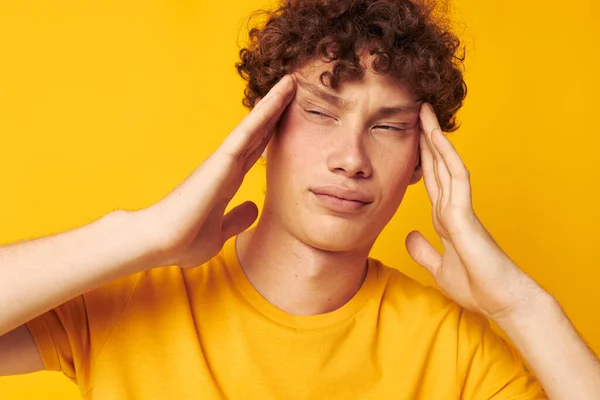 Joven hombre de pelo rizado Estudio de estilo juvenil ropa casual fondo amarillo inalterado —  Fotos de Stock