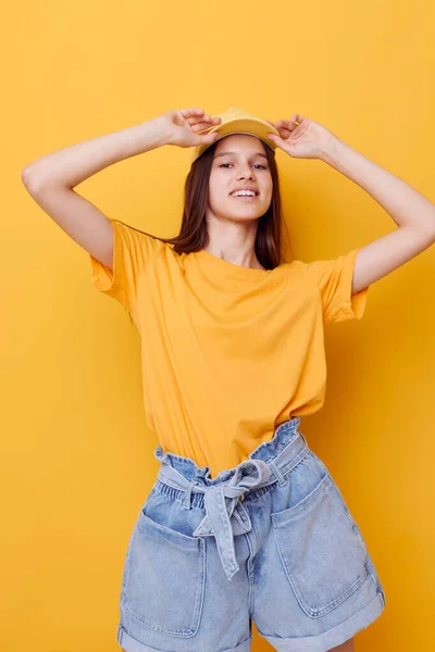 Jovem bela mulher mão gesto emoções verão estilo amarelo fundo — Fotografia de Stock