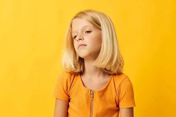 Mała blondynka dziewczyna trzyma jej głowa emocje niespodzianka — Zdjęcie stockowe