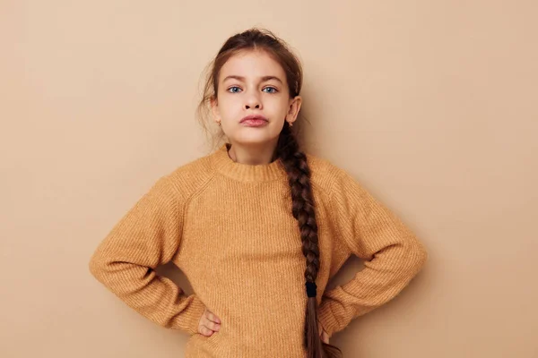 Πορτρέτο της ευτυχούς χαμογελαστό κορίτσι χαρά θέτοντας συναισθήματα μόδας παιδική ηλικία αναλλοίωτη — Φωτογραφία Αρχείου