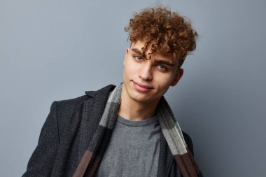 Yakışıklı genç adam zarif stil kendine güven moda Gri arka plan