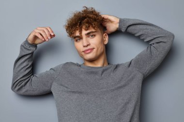 Yakışıklı adam şık giyiniyor. Model. Yaşam tarzı değişmemiş.