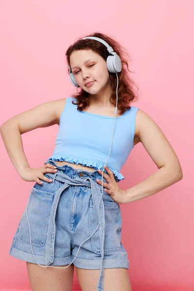 Aranyos lány fejhallgató zene érzelmek szórakoztató technológia — Stock Fotó