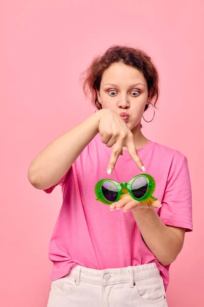 Retrato de uma jovem mulher moda óculos verdes rosa t-shirt decoração posando — Fotografia de Stock