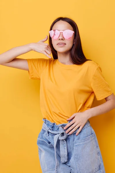 Vacker flicka mode i gul t-shirt denim shorts isolerad bakgrund — Stockfoto