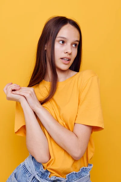 Foto menina bonita em um amarelo t-shirt emoções verão estilo amarelo fundo — Fotografia de Stock