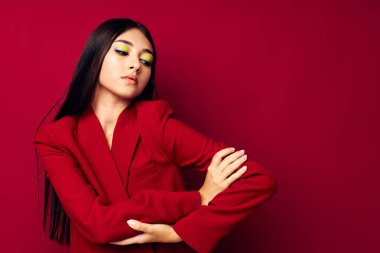 Çekici bir kız, parlak makyaj kırmızı ceket, izole edilmiş arka plan, değiştirilmemiş.