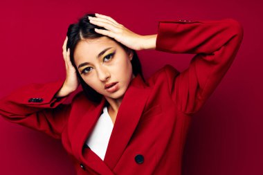 Güzel esmer çekici görünüş göz kamaştırıcı makyaj kırmızı arka plan değiştirilmemiş