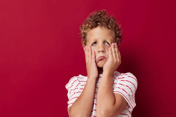 Foto van een jongen met krullend haar in casual kleding emoties — Stockfoto