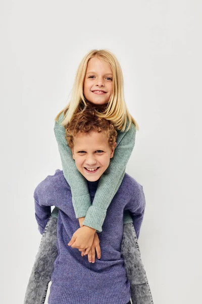 Retrato de crianças bonitos em camisolas multicoloridas posando para a infância divertida inalterada — Fotografia de Stock