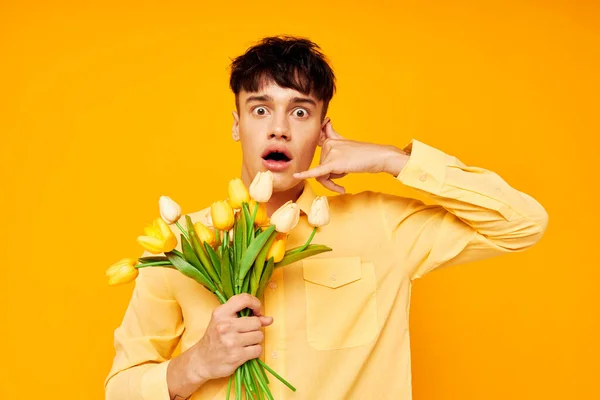 ハンサムな男黄色の眼鏡で花の花束を隔離された背景変更なし — ストック写真