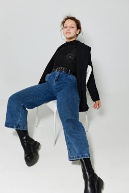 Güzel kadın siyah ceket pantolonu, izole edilmiş arka plan pozu veriyor.