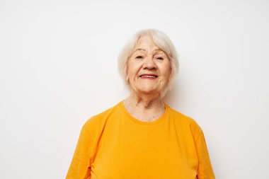 Eski dost canlısı bir kadının portresi. Elleri kırpılmış tişört jestleri.