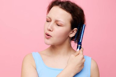 Genç kız saçlarını tarayıp temizler tatminsizlikten soyutlanmış arka plan değiştirilmeden