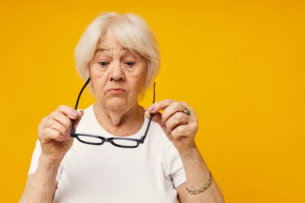 引退した老婦人の視力障害の写真黄色の背景 — ストック写真