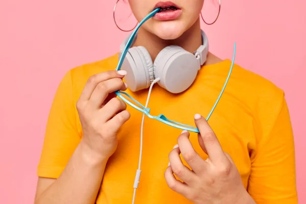 Menina engraçada usando fones de ouvido óculos azuis close-up emoções isoladas fundos inalterados — Fotografia de Stock