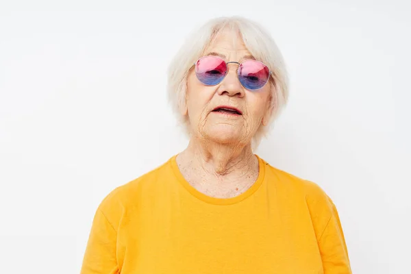 Foto da senhora idosa aposentada estilo de vida feliz em camisetas amarelas close-up emoções — Fotografia de Stock