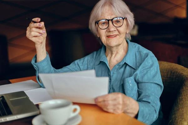Anciana que trabaja delante del monitor del ordenador portátil sentado Mujer jubilada charlando inalterada — Foto de Stock