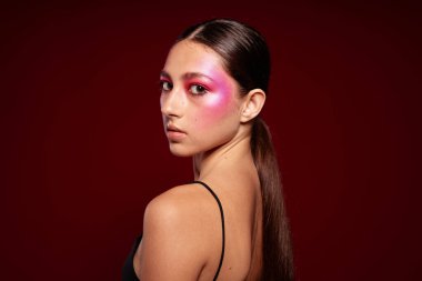 Seksi esmer kadın gülümseme makyaj çekici pembe arka plan değişmemiş