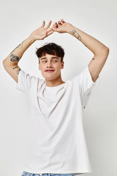 Man modern ungdom stil vit t-shirt tatuering på armen Livsstil oförändrad — Stockfoto