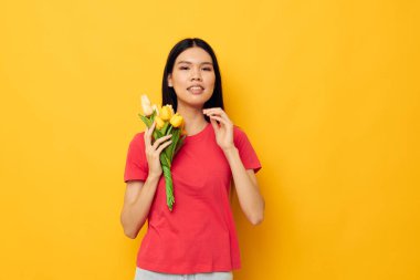 Asyalı kadın sarı çiçek buketi hediye