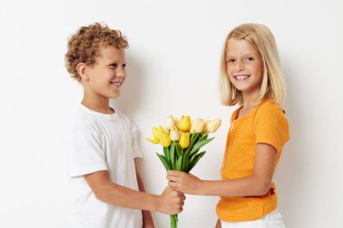 Küçük çocuklar için eğlenceli bir doğum günü hediyesi sürpriz bir buket çiçek değiştirilmemiş arka plan