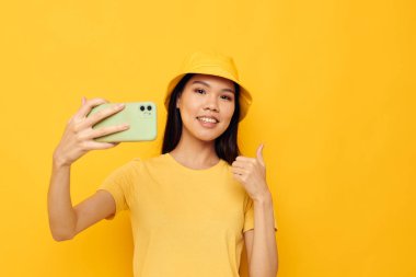 Güzel esmer, elinde bir telefon var. Yaşam tarzı teknolojisi. Geçmişi değiştirilmemiş.