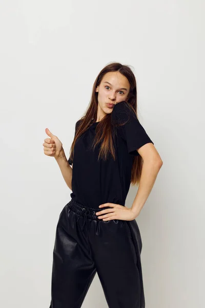 Ung kvinna i en svart t-shirt hand gest kul livsstil oförändrad — Stockfoto