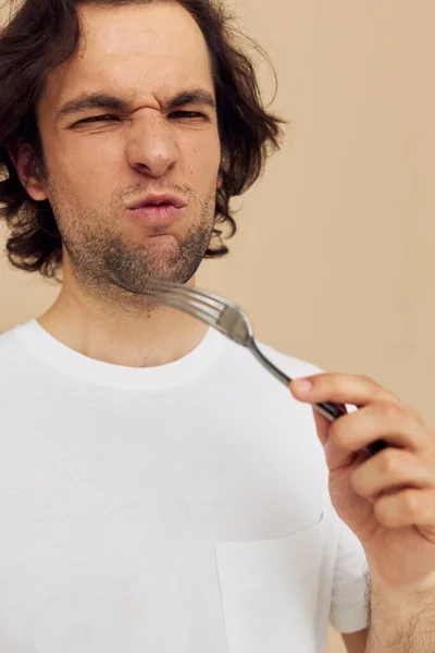 Alegre homem talheres na mão posando fundo isolado — Fotografia de Stock