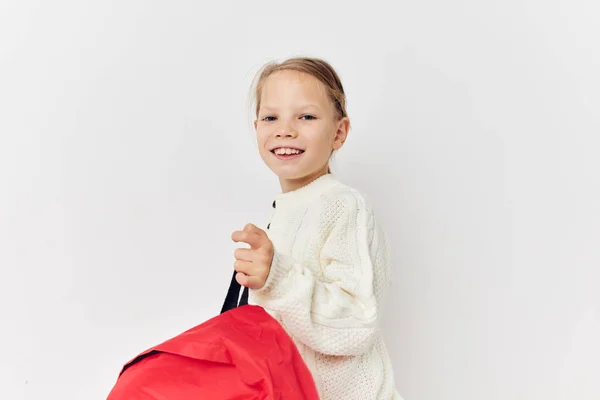 Hübsche junge Mädchen Schule roter Rucksack posiert isoliert Hintergrund — Stockfoto