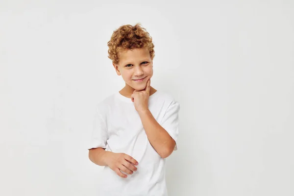 Carino bambino in un bianco t-shirt posa divertimento isolato sfondo — Foto Stock
