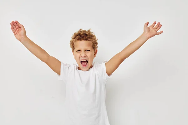 Fotografie mladého chlapce v bílém tričku představovat zábavu izolované pozadí — Stock fotografie