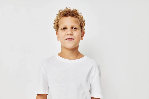 Roztomilý chlapeček v bílém tričku představovat zábavu izolované pozadí — Stock fotografie