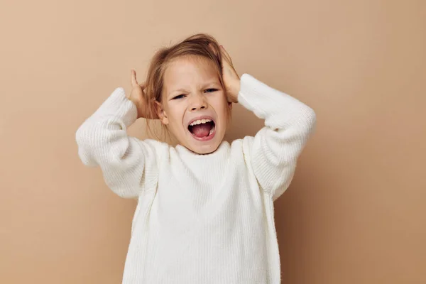 Portret van gelukkig lachend kind meisje vreugde poseren emoties mode jeugd ongewijzigd — Stockfoto