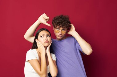 Genç bir çift el hareketi eğlenceli arkadaşlık stili.