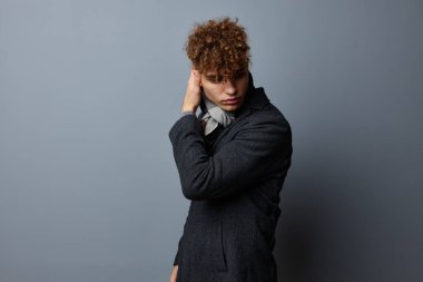 Ceketli yakışıklı bir adam, kareli bir eşarp, izole edilmiş bir arka plan.